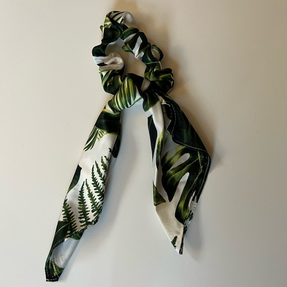 3/$20 ✨ H&M Scarf Scrunchie Duo - Picture 6 of 7